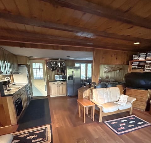 Very accessabile for seniors -TV, fully equipped kitchen, dining area -one level