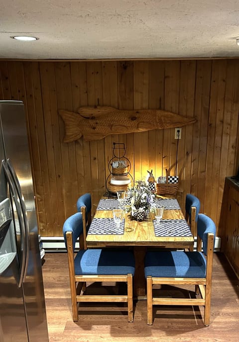 Cozy w Family made wood carvings, Icemaker Fridge, Computer, Wi-Fi, Cable TV 