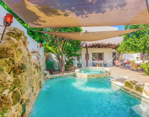 Lovely pool area & Jacuzzi