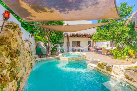 Lovely pool area & Jacuzzi