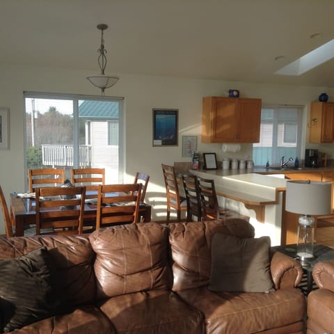 There are 9 seats in the dining area