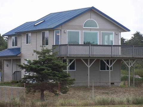 Blue Sea Home offers a large deck and expanded of the wonderful Pacific Ocean and Beach