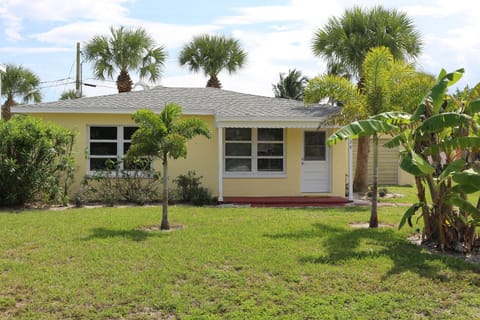 SOUTH BEACH & PARK Just Steps Away • STARFISH COTTAGE • Cute Cozy Vero Beach