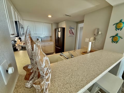 Kitchen w/Smooth Surface Corian Countertop