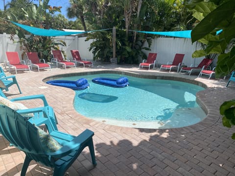 YOUR PRIVATE POOL 