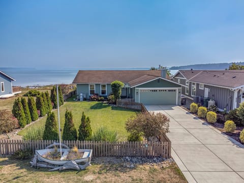 Welcome to Bella's Beach House on Livingston Bay!