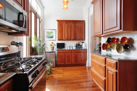 Full kitchen with plenty of cooking and serving dishes