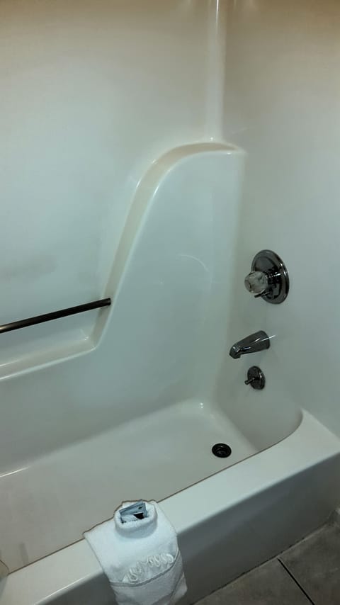 Combined shower/tub, hair dryer, towels