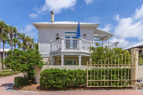 Exterior of Sea.Away with gulf facing view - relax to the sound of the ocean.