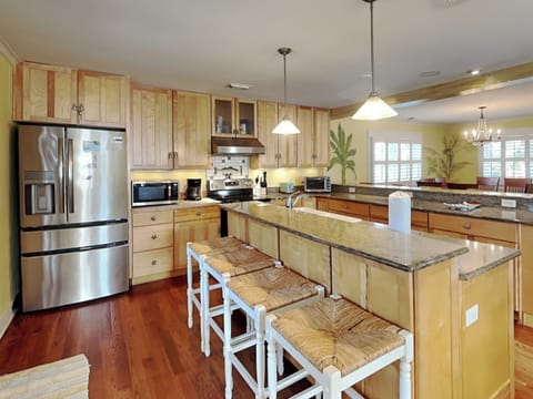 Full Kitchen w/ Large Island & Bar Counter Seating