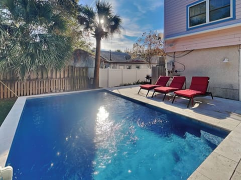 Welcome to Thirst N' Howl - Roof Top Ocean Views & Private Pool!