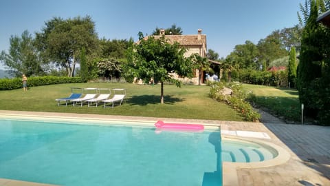 Shallow steps into the pool 