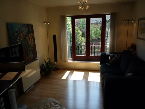 London Tower Bridge apartment - lounge