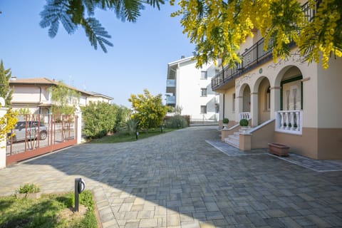 Villa Mimosa garden