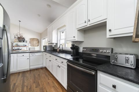 Open kitchen with 6 barstools!