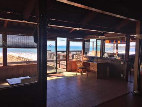 Office/extra sitting area. enjoy the ocean while you work at the desk.