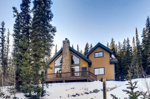 Willow Creek is an adorable vacation home that sits atop a mountain overlooking Silverheels Peak.