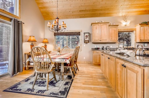 The entire home is beautifully decorated in cute cabin decor.