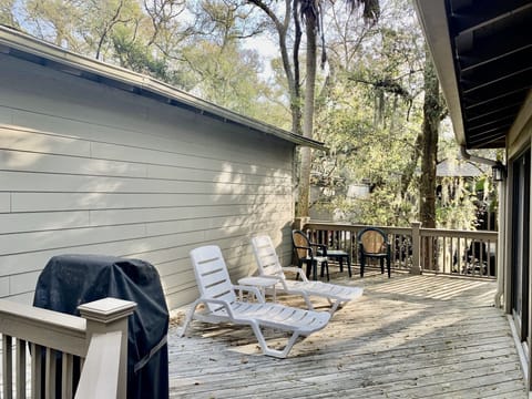Lounge on the large deck equipped with a gas grill.