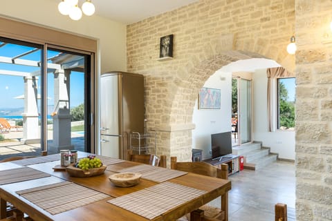 The living room and kitchen offer direct access to the pool terrace!