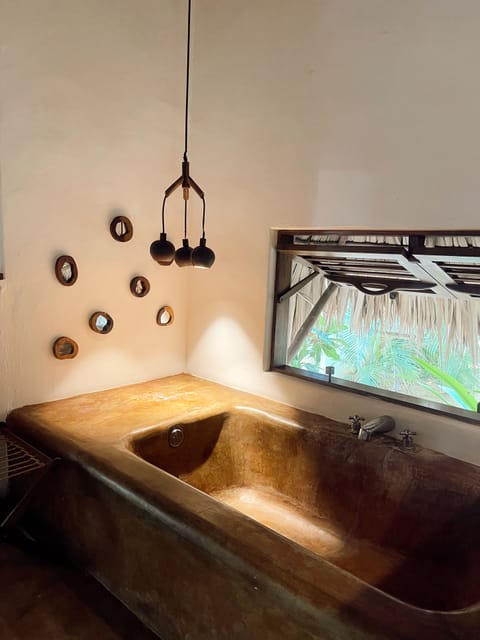 Deluxe Room, Bathtub | Egyptian cotton sheets, premium bedding, in-room safe, desk