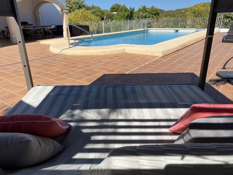 Superking day bed with shades
