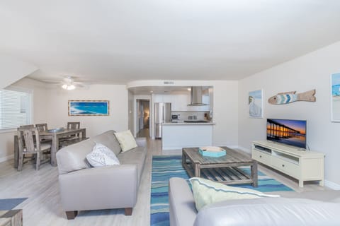 Light and bright motif enhances the open floor plan - living, dining and kitchen areas - while nicely accommodating a maximum of 8 guests.