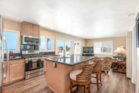 Upper Level Ocean View Kitchen
STR14-0064