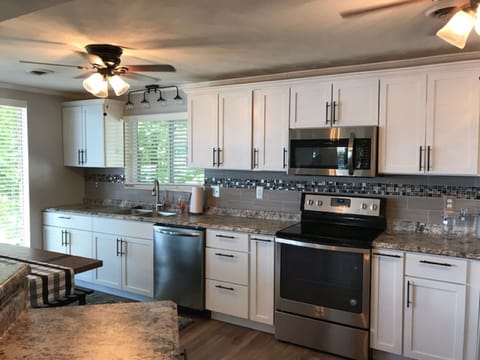 Lake Front fully equip Kitchen with all cooking utensils provided 