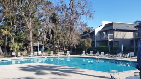 Large pool for picnic enjoyment, well maintained, lots of seating