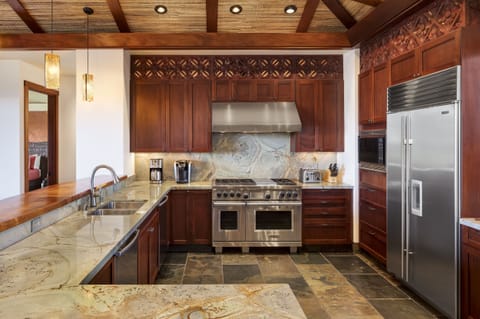 FULLY EQUIPPED CHEF'S KITCHEN 