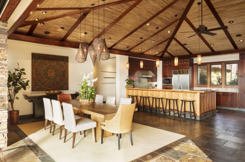 LARGE DINING ROOM WITH SEATING FOR 8 ~ PERFECT FOR ENTERTAINING