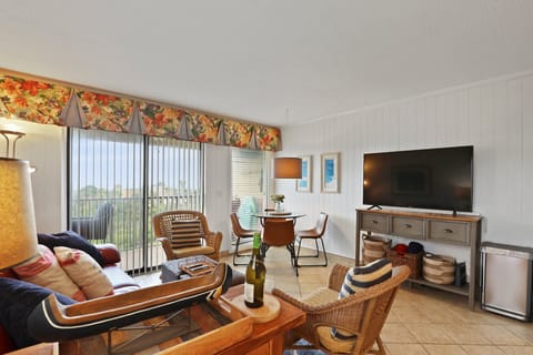 Oceanfront views from main room and balcony