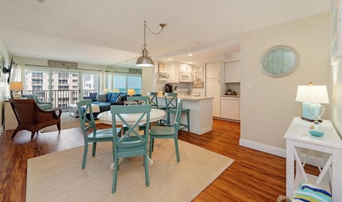 Dining for 4 plus 2 more at the island