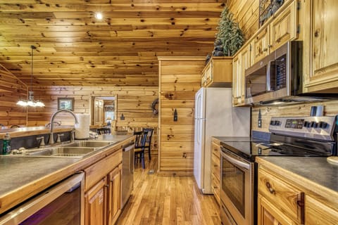 Cabin with a View in the Smokies "Getaway Mountain Lodge" - Fully furnished kitchen