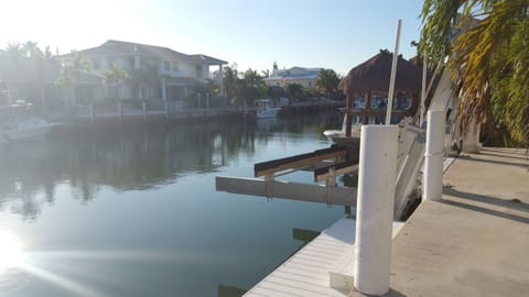 16,000LB LIFT CAN ACCOMODATE 30FT BOAT