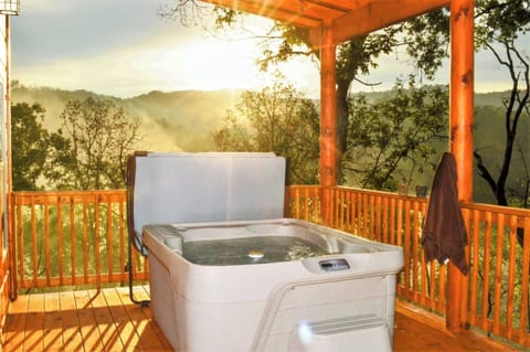 Expansive covered deck with panoramic views from the LED hot tub 💦