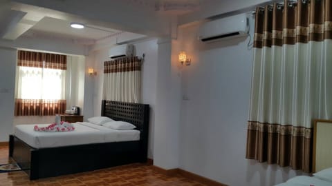 Family Room | Desk, free WiFi