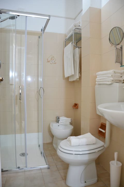 Superior Double or Twin Room | Bathroom | Shower, free toiletries, hair dryer, bidet
