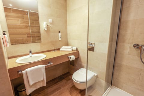 Premium Room | Bathroom | Hair dryer, towels, soap, shampoo