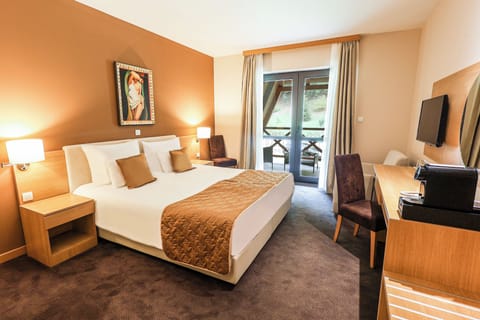 Premium Room | In-room safe, blackout drapes, soundproofing, bed sheets