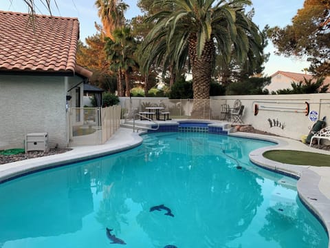 Pool& spa in the background