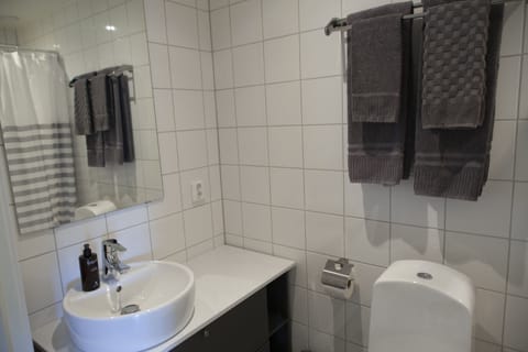 Double Room (Top Floor) | Bathroom | Shower, free toiletries, hair dryer, towels