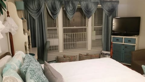 Standard Room (Southern Charm) | Individually decorated, individually furnished, laptop workspace