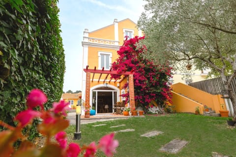 fachada da casa e apartamento ao fundo