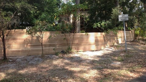 Fully enclosed yard, suitable for children and/or pets