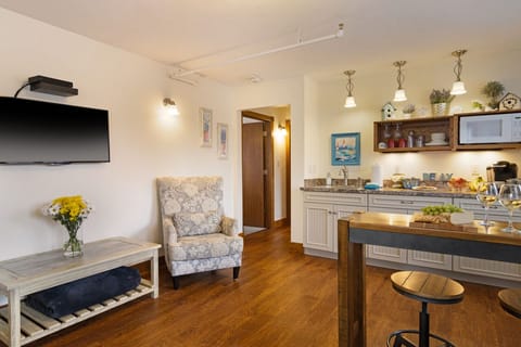 Living room & kitchenette.