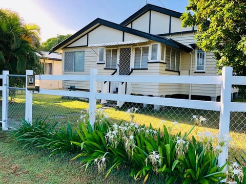 Duk 'n'Willa Beach Cottage - built in 1950 