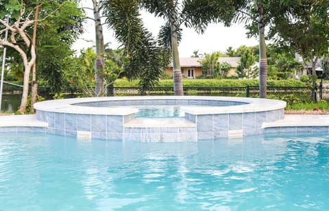 FUN HOME ON CANAL WITH BEAUTIFUL HEATED POOL AND SPA 🥳