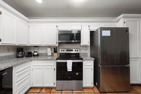 Full Kitchen with all your necessities!